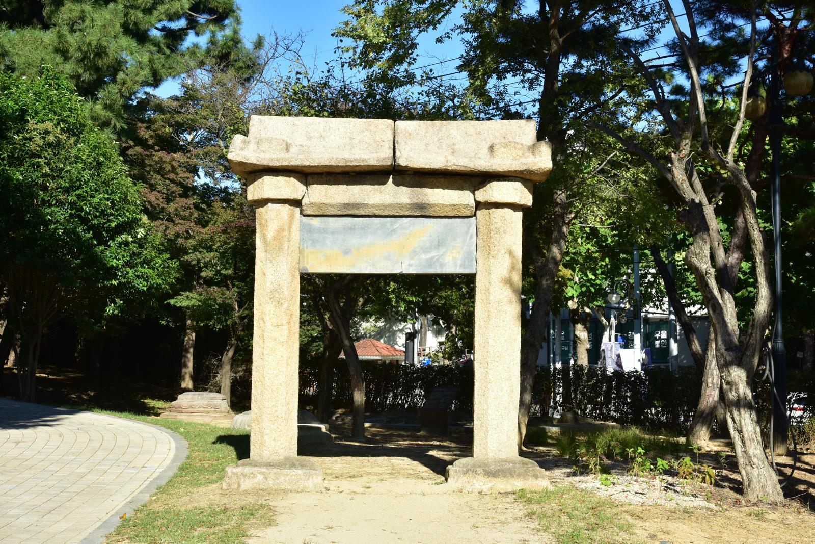 고 이건희 삼성 선대회장이 기증한 석조문화유산 257점이 4일 대구 수성구 국립대구박물관 야외 전시장에서 공개됐다. 박물관 뒤편 산책로를 따라 조성된 ‘모두의 정원’에서는 ‘석탑을 바라보는 석인상’(위쪽 사진)을 비롯한 다채로운 석인상과 석탑, 석조불상 등을 만날 수 있다. 아래쪽 사진은 조선시대 효행을 기리는 정려문(旌閭門). 국립대구박물관 제공