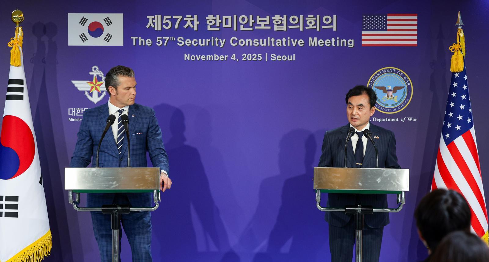 안규백 국방부 장관과 피트 헤그세스 미국 전쟁부(국방부) 장관이 4일 오후 서울 용산구 국방부 청사에서 제57차 한미안보협의회의(SCM)를 마치고 가진 공동기자회견에서 취재진의 질문에 답하고 있다. 2025.11.4/뉴스1