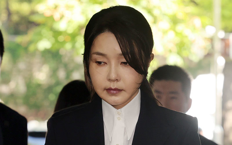자본시장과 금융투자업에 관한 법률 위반, 정치자금법 위반, 특정범죄 가중처벌 등에 관한 법률 위반(알선수재) 등의 혐의를 받는 윤석열 전 대통령 부인 김건희 씨가 12일 오전 서울 서초구 서울중앙지법에서 열린 구속 전 피의자 심문(영장실질심사)에 출석하고 있다. 2025.08.12 사진공동취재단