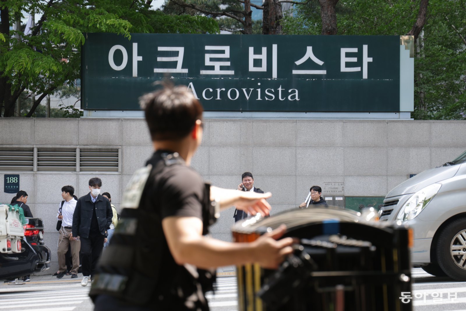 윤석열 전 대통령 부부와 건진법사 전성배씨 사이의 각종 의혹을 수사 중인 검찰이 윤 전 대통령의 사저에 대해 압수수색에 들어간 30일 서울 서초구 아크로비스타 정문에서 경찰 병력이 경계를 서고 있다. 박형기 기자 oneshot@donga.com