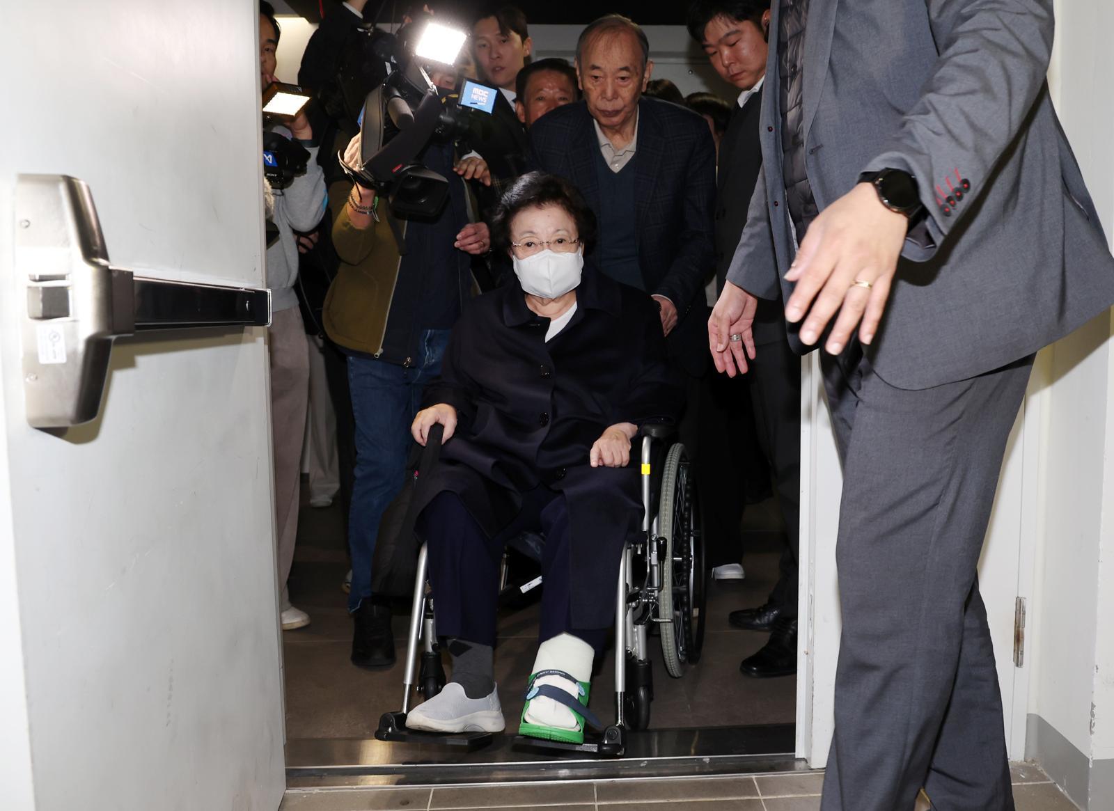 금거북이 등 금품을 건네고 인사를 청탁했다는 의혹을 받는 이배용 전 국가교육위원장이 6일 오전 서울 종로구 KT광화문빌딩 웨스트에 마련된 김건희 여사 관련 의혹을 수사하는 민중기 특별검사 사무실에 참고인 신분으로 출석하고 있다. 2025.11.06 뉴시스