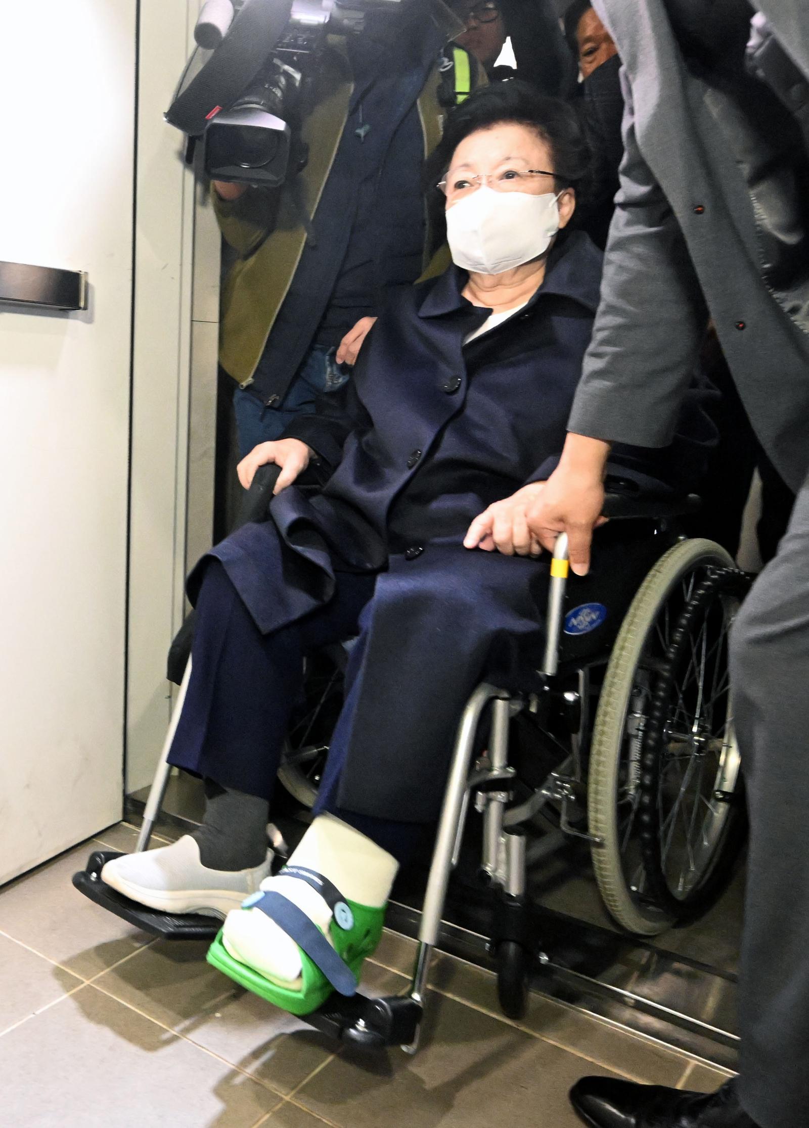 이배용 전 국가교육위원장이 6일 서울 종로구 KT광화문빌딩에 마련된 김건희 특검(특별검사 민중기) 사무실에 참고인 조사를 받기 위해 출석하고 있다.  이 전 위원장은 김건희 여사에게 금품을 건네고 공직 인사를 청탁했다는 의혹을 받는다. (공동취재) 2025.11.6/뉴스1