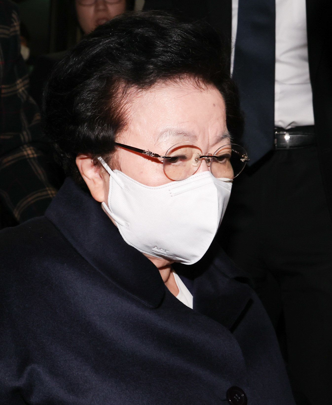 금거북이 등 금품을 건네고 인사를 청탁했다는 의혹을 받는 이배용 전 국가교육위원장이 6일 오전 서울 종로구 KT광화문빌딩 웨스트에 마련된 김건희 여사 관련 의혹을 수사하는 민중기 특별검사 사무실에 참고인 신분으로 출석하고 있다. 2025.11.06. 뉴시스