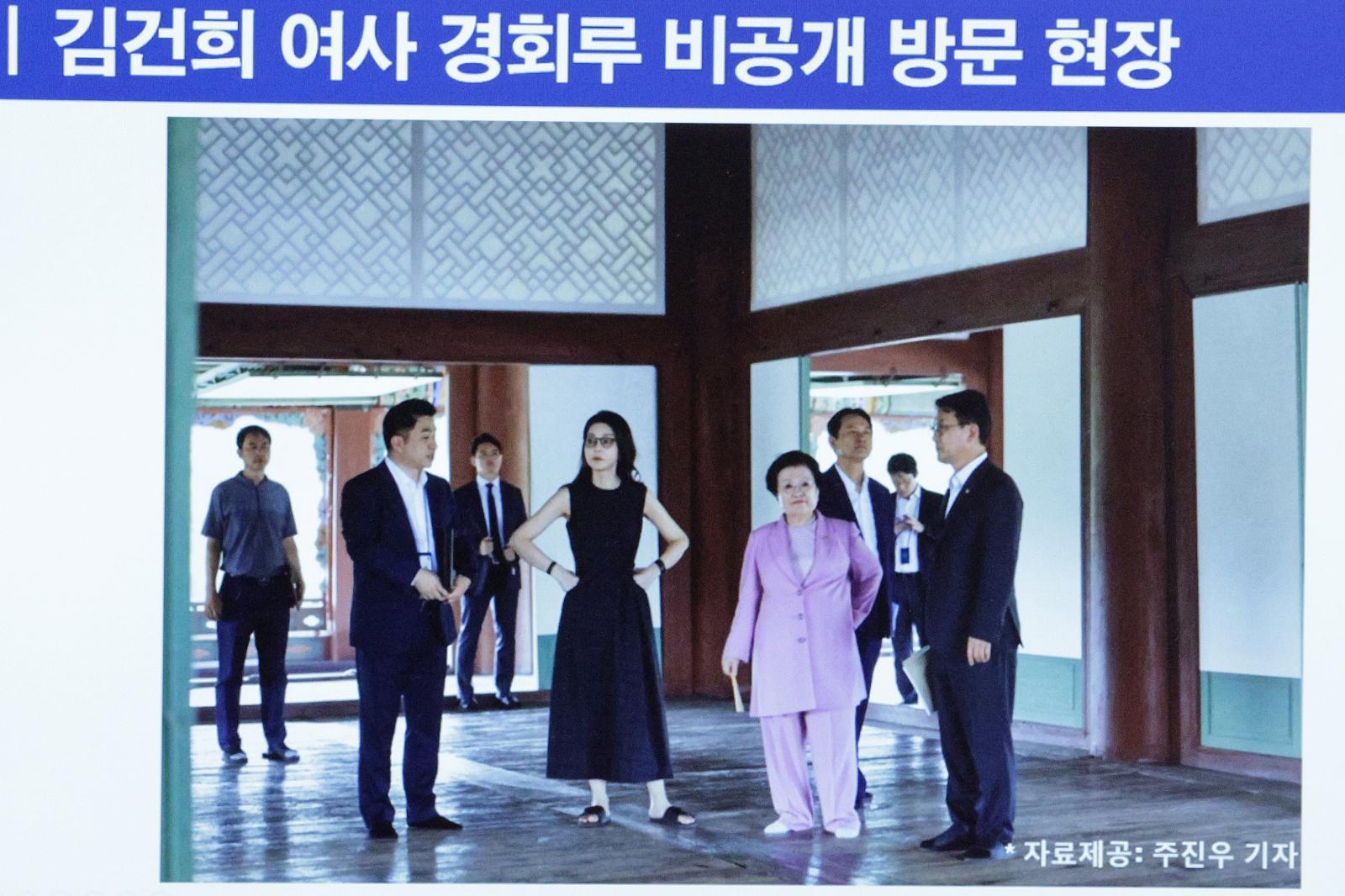 양문석 더불어민주당 의원이 22일 서울 여의도 국회 문화체육관광위원회에서 열린 국립중앙박물관 등에 대한 국정감사에서 김건희 여사와 이배용 전 국가교육위원장 등이 지난 2023년 9월 경복궁 경회루를 방문했을 때의 사진을 공개하고 있다.  당시 대통령실 문체비서관실 선임행정관으로 근무하며 경회루 방문에 동행한 정용석 국립박물관문화재단 사장은 이날 국감에서 김 여사가 근정전 용상에 스스로 1~2분 착석했다고 밝혔다.  2025.10.22 뉴스1