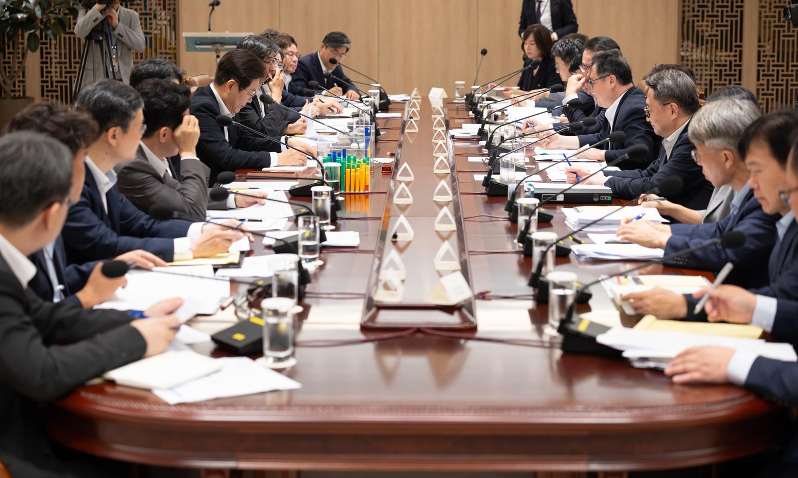 이재명 대통령이 이달 13일 서울 용산 대통령실 청사에서 열린 나라재정 절약 간담회에서 자료를 살펴보고 있다. (출처=뉴스1)