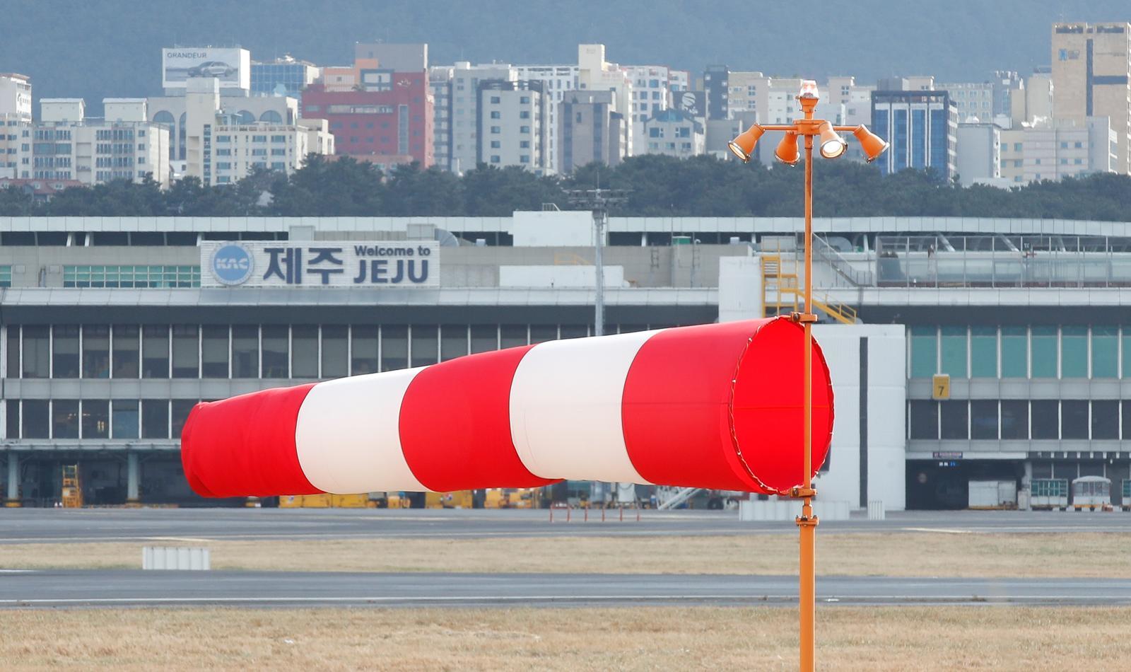 제주지역에 강풍·대설특보가 발효된 7일 오후 제주국제공항 활주로의 풍향계가 초속 20m 내외의 강한 바람에 펄럭이고 있다. 2025.02.07 뉴시스