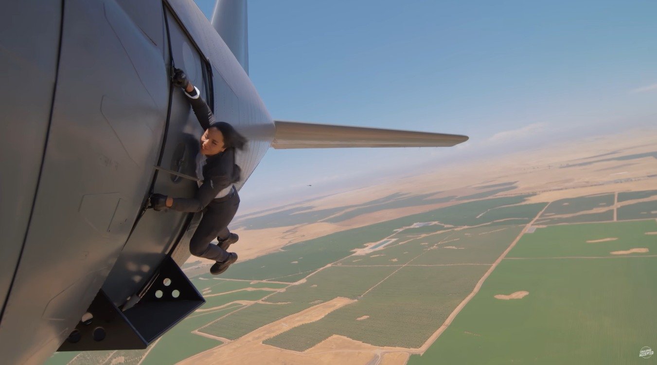 미국 유튜버 미셸 카레(Michelle Khare)가 톰 크루즈가 영화 ‘미션 임파서블’에서 했던 유명한 비행기 스턴트를 완벽하게 재현해 화제가 되고 있다고 인디아 투데이가 5일(현지시간) 보도했다. 미셸 카레 유튜브