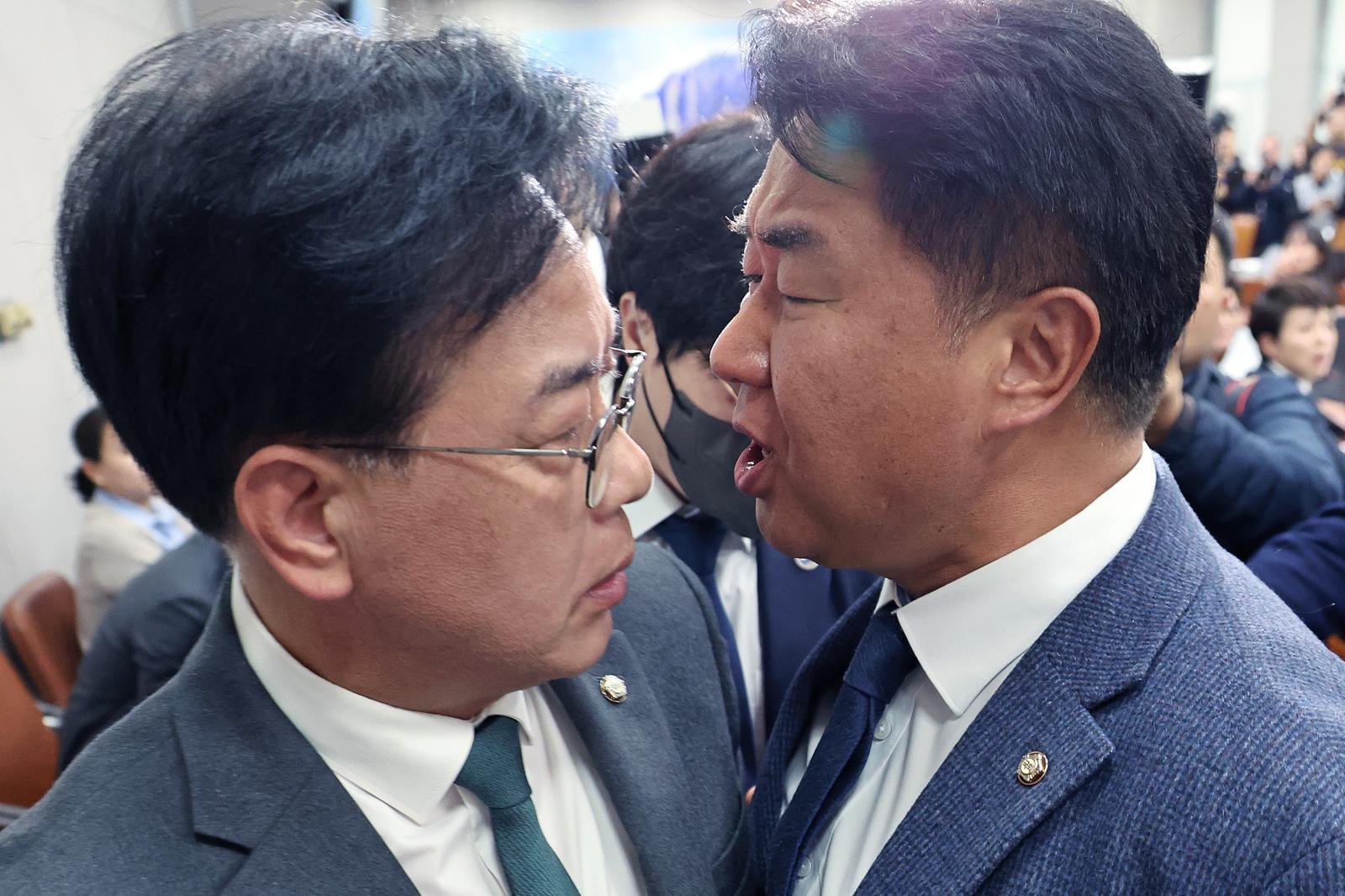 송언석 국민의힘 원내대표와 이기헌 더불어민주당 의원이 6일 오전 서울 여의도 국회에서 열린 운영위원회의 대통령비서실 등 국정감사에서 정회 후 퇴장하는 과정에 충돌하고 있다. 2025.11.06. 뉴시스