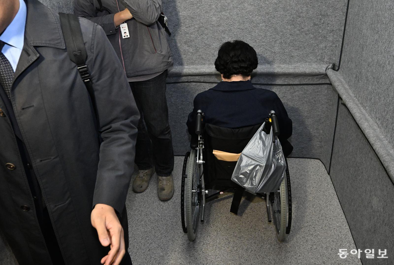 이배용 전 국가교육위원회 위원장이 6일 오전 서울 종로구 KT광화문빌딩 웨스트에 마련된 김건희 여사 관련 의혹을 수사하는 민중기 특별검사 사무실에 참고인 신분으로 출석하고 있다. 송은석 기자 silverstone@donga.com