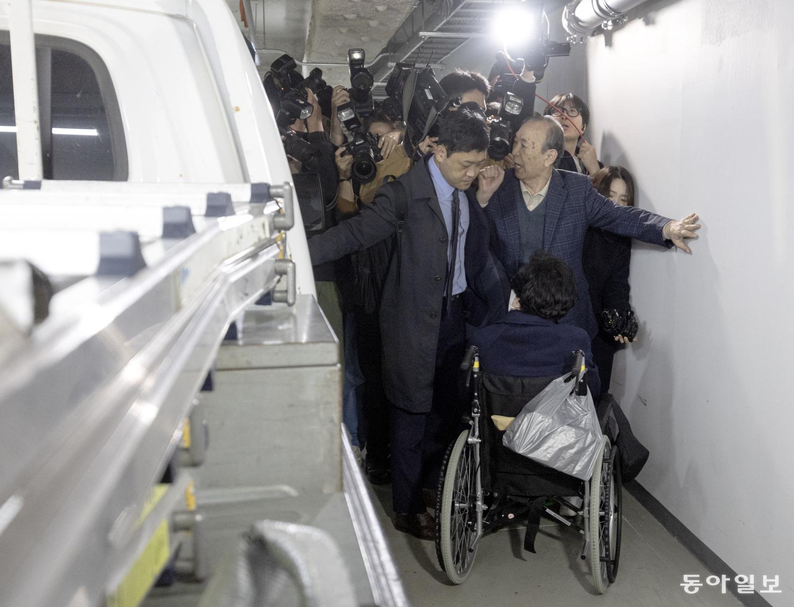 화물차 뒤에 숨어있다가 발각된 이배용 전 국가교육위원회 위원장이 취재진에게 둘러싸여 있다. 송은석 기자 silverstone@donga.com