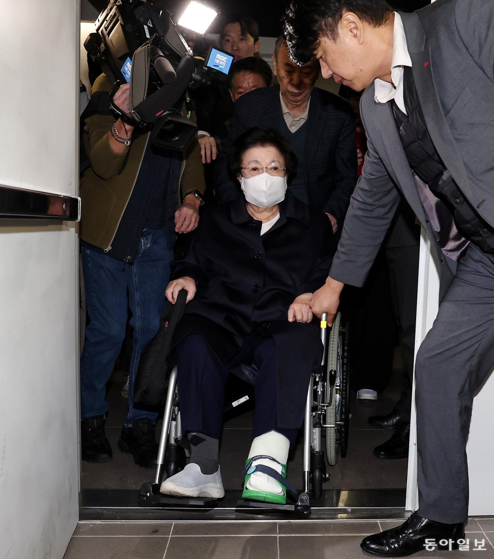 이배용 전 국가교육위원회 위원장이 6일 오전 발에 깁스를 한 채 휠체어에 앉아 특검에 조사를 받기 위해 이동하고 있다. 송은석 기자 silverstone@donga.com