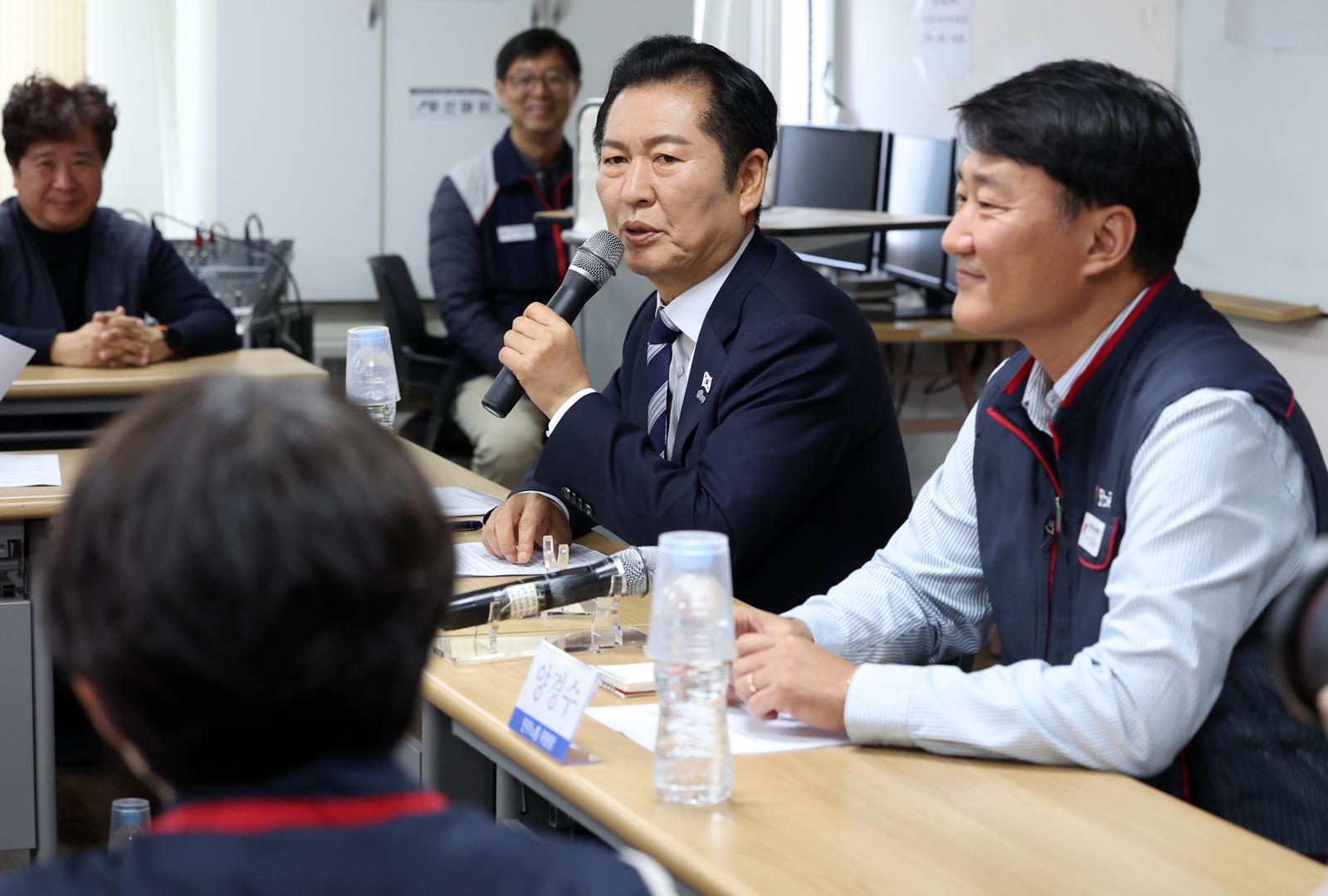 정청래 더불어민주당 대표가 6일 오전 서울 중구 민주노총에서 열린 민주노총-민주당 간담회에서 발언을 하고 있다. 2025.11.06.[서울=뉴시스]