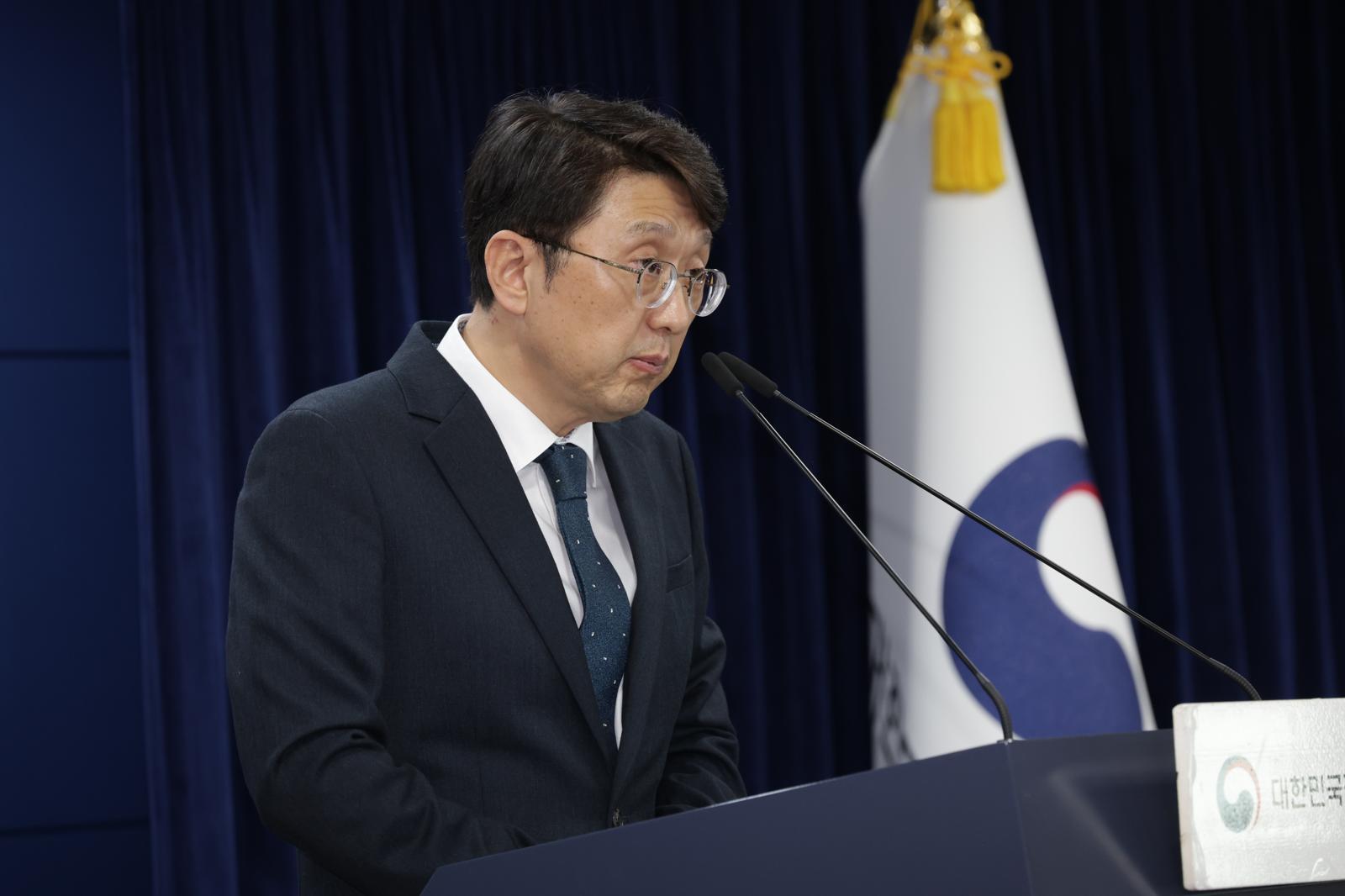 최우혁 과학기술정보통신부 네트워크 정책실장이 6일 오후 정부서울청사에서 민관합동조사단의 ‘KT 침해사고 중간 조사결과’를 발표하고 있다. 변영욱 기자 cut@donga.com