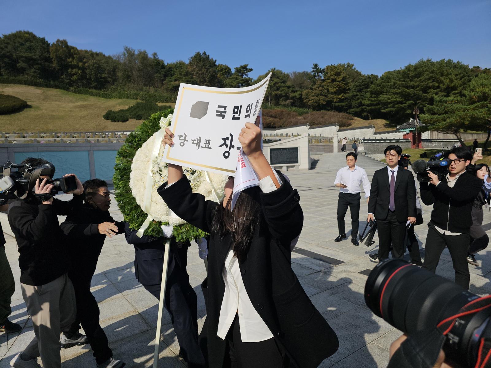 6일 광주 북구 운정동 5·18민주묘지에서 장동혁 국민의힘 대표의 참배를 저지하는 광주 시민들이 화환과 명패를 철거고 있다. 2025.11.6. 뉴스1