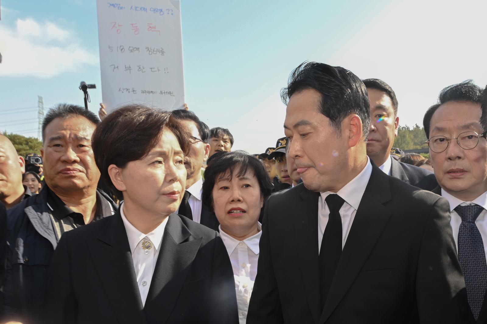 장동혁(오른쪽) 국민의힘 당대표와 양향자 국회의원이 6일 오후 광주 북구 운정동 국립5·18민주묘지에서 광주시민들에 의해 참배가 가로막히자 난처해하며 서로를 바라보고 있다. 2025.11.06. 뉴시스