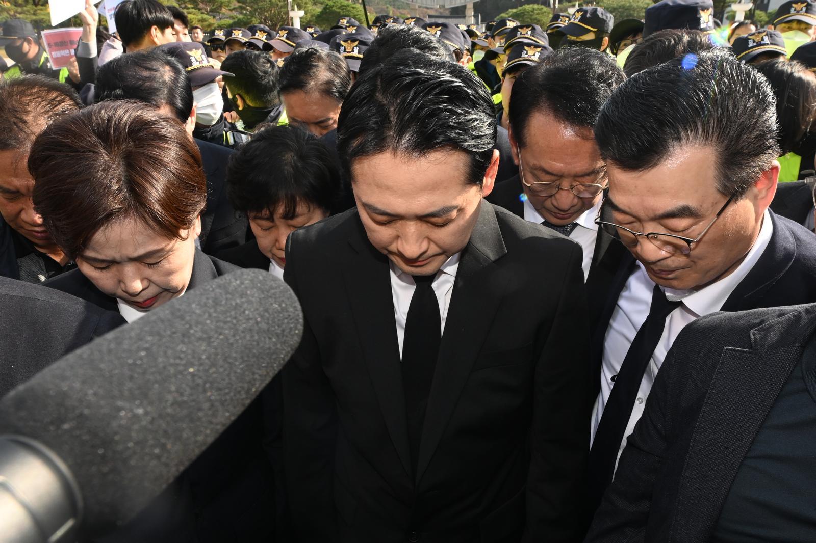 장동혁(가운데) 국민의힘 당대표와 양향자(왼쪽) 국회의원이 6일 오후 광주 북구 운정동 국립5·18민주묘지에서 광주시민들에 의해 참배가 가로막히자 제단 옆에서 10초간 묵념하며 참배를 대신하고 있다. 2025.11.06. 뉴시스