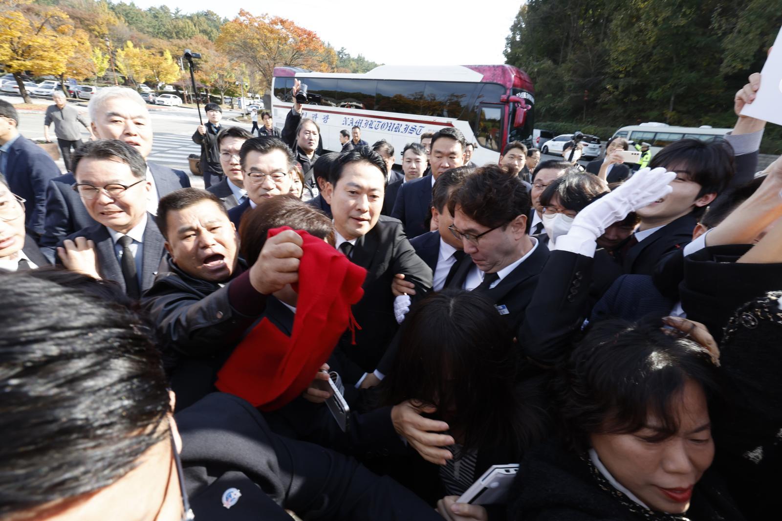 장동혁 국민의힘 대표가 6일 광주를 찾아 국립 5·18민주묘지를 참배하기 위해 들어서자 광주전남촛불행동 회원들이 몸싸움을 하며 막아서고 있다. 2025.11.6/뉴스1