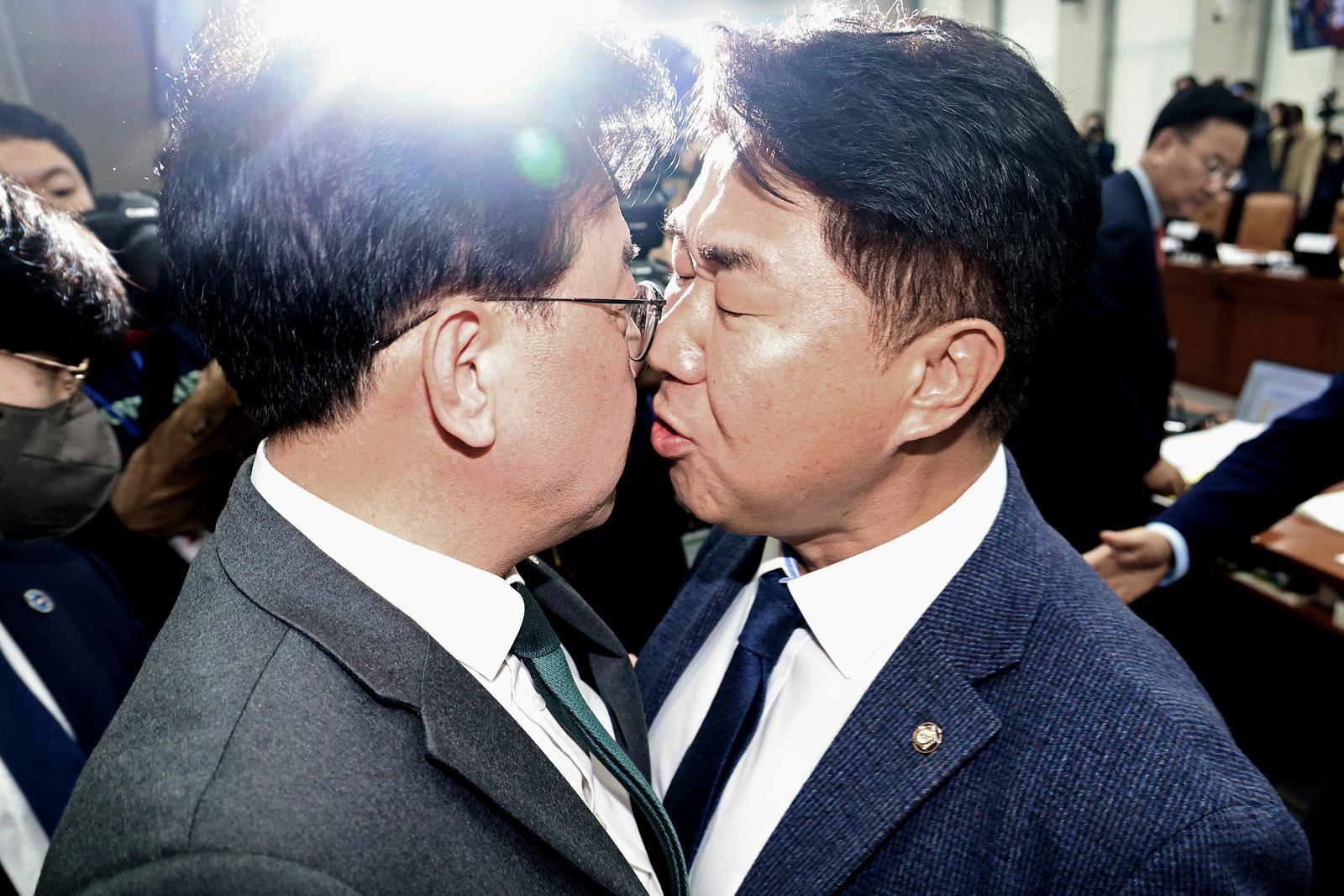 송언석 국민의힘 원내대표와 이기헌 더불어민주당 의원이 6일 오전 서울 여의도 국회에서 열린 운영위원회의 대통령비서실 등 국정감사에서 정회 후 퇴장하는 과정에 충돌하고 있다. 뉴시스