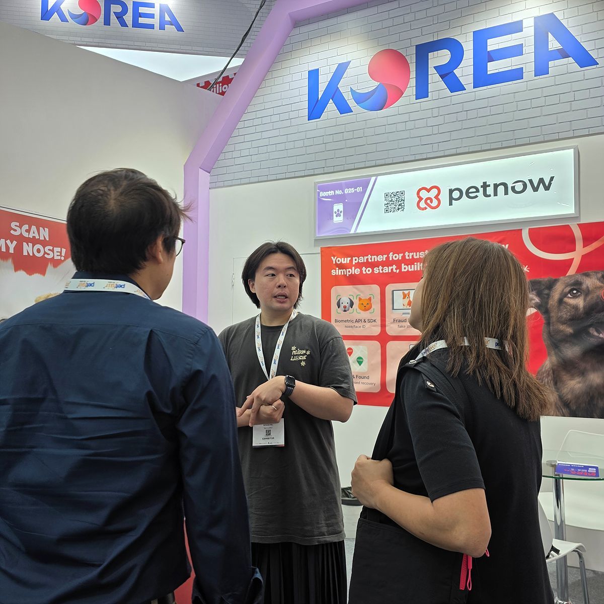 Pet Fair SEA 2025에서 바이어와 상담하는 펫나우 / 출처=펫나우