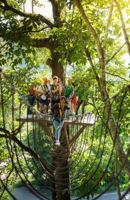 라오스 테마파크인 ‘그린정글파크’에서 집라인 투어를 하는 관광객들. (출처=그린정글파크 홈페이지) 2025.11.5.