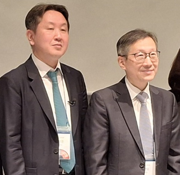 대한안과학회 김찬윤 이사장(사진 오른쪽)과 유정권 기획이사. 사진=박해식 기자.