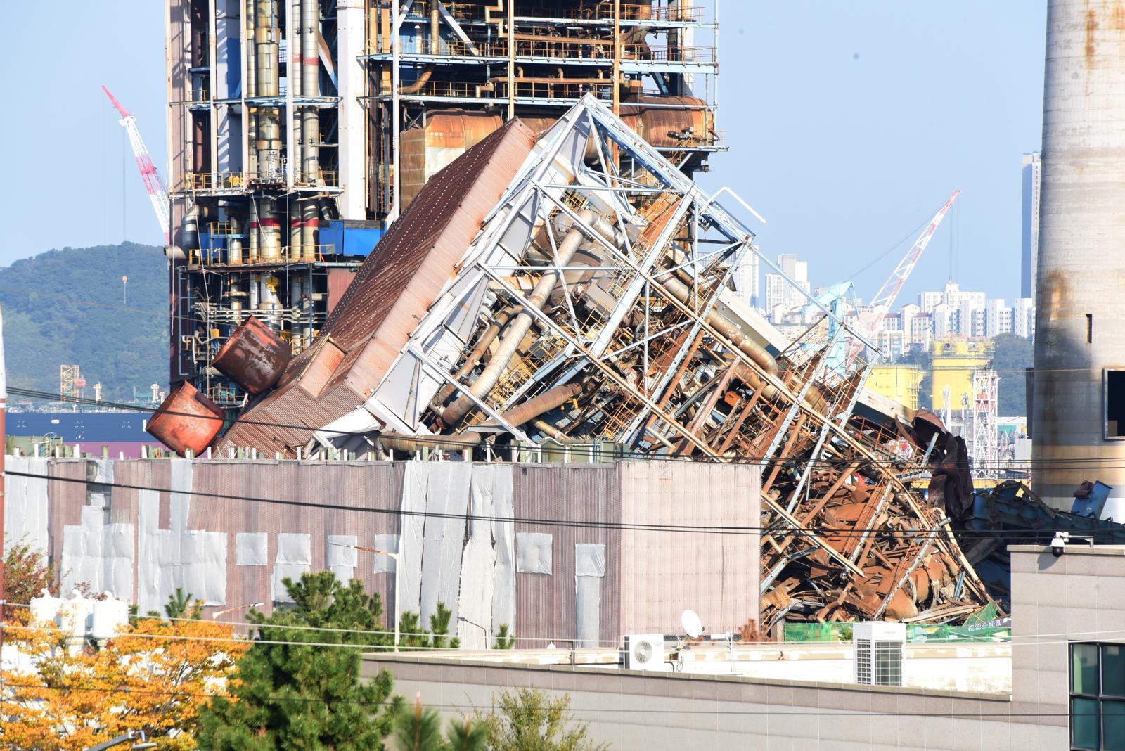 6일 오후 울산 남구 용잠동 한국동서발전 울산화력발전소에서 대형 구조물이 무너져 작업자 7명이 매몰되어 있다.2025.11.06. 울산=뉴시스