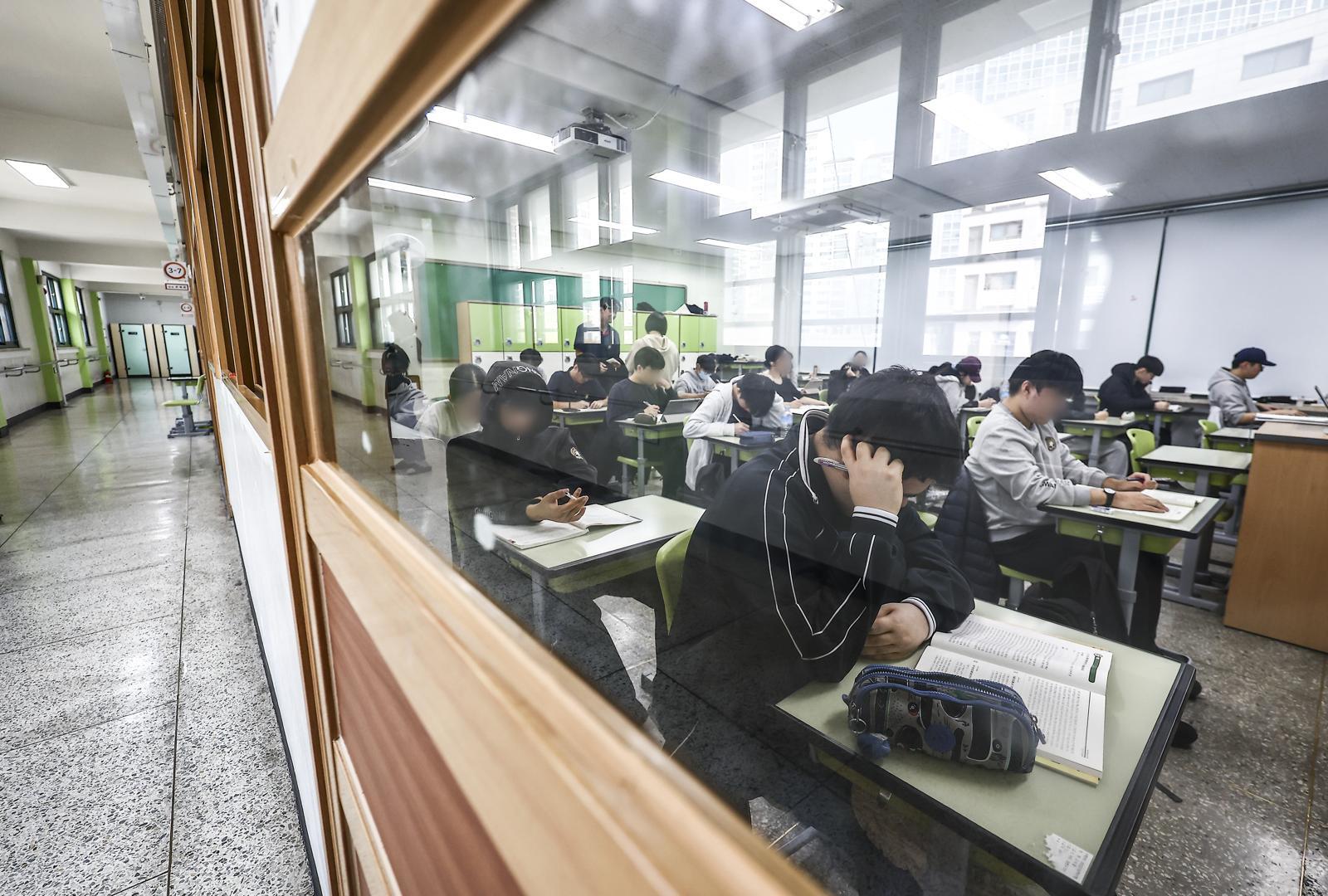 2026학년도 대학수학능력시험을 일주일 앞둔 6일 서울 광진구 광남고등학교 3학년 교실에서 수험생들이 공부를 하고 있다. 2025.11.06. [서울=뉴시스]