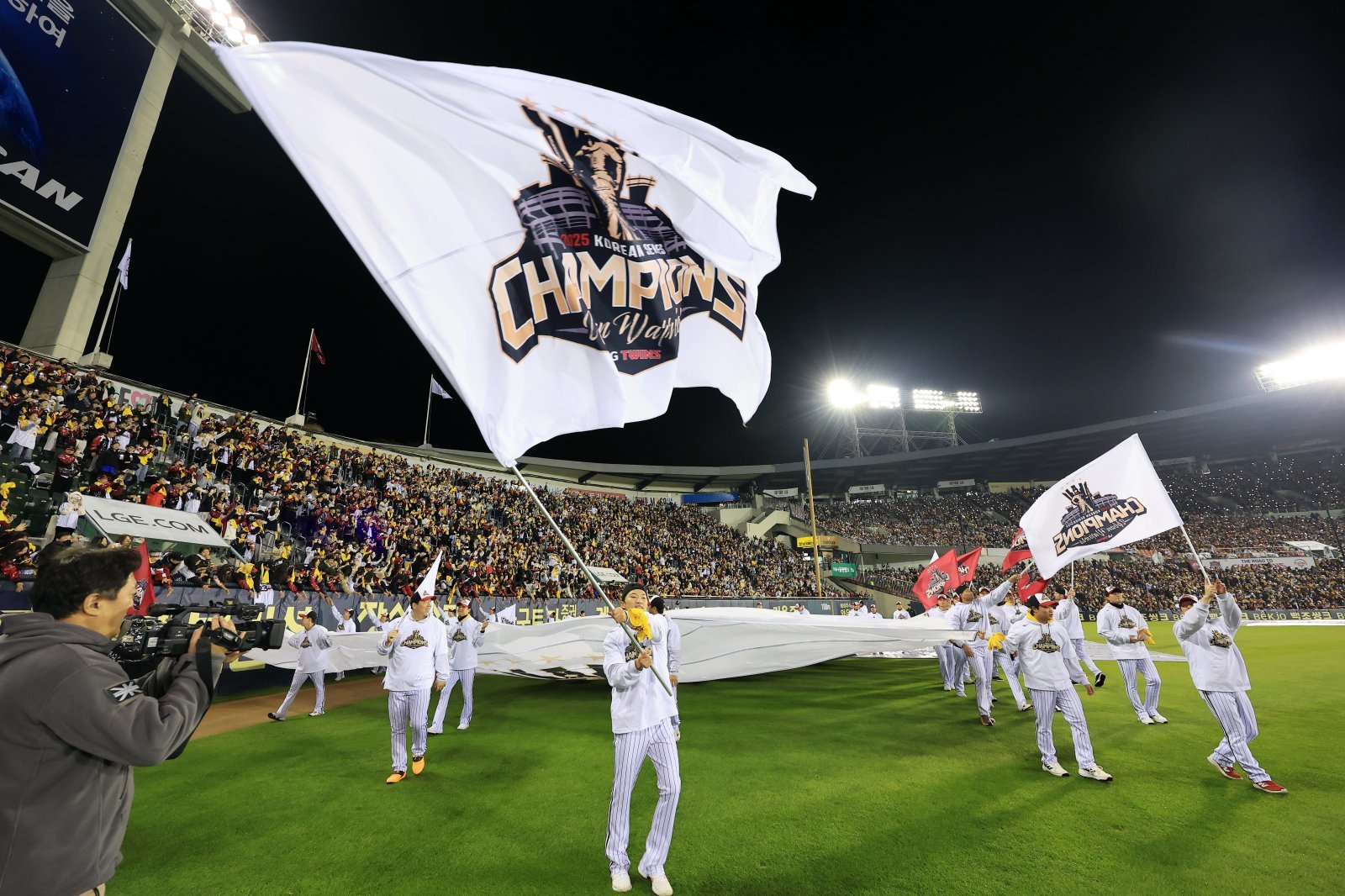 1일 서울 송파구 잠실야구장에서 열린 프로야구 LG트윈스의 2025 한국시리즈 우승 세리머니 팬 감사 행사 ‘더 리턴 오브 챔피언스’(The Return of Champions)‘에서 선수단이 그라운드 행진을 하고 있다. LG트윈스는 지난달 31일 2025 신한 SOL뱅크 KBO 한국시리즈(KS·7전 4선승제) 5차전에서 한화 이글스를 4-1로 꺾고 시리즈 전적 4승1패로 우승을 차지하며 2년 만에 통합 우승을 달성했다. 2025.11.1/뉴스1 ⓒ News1
