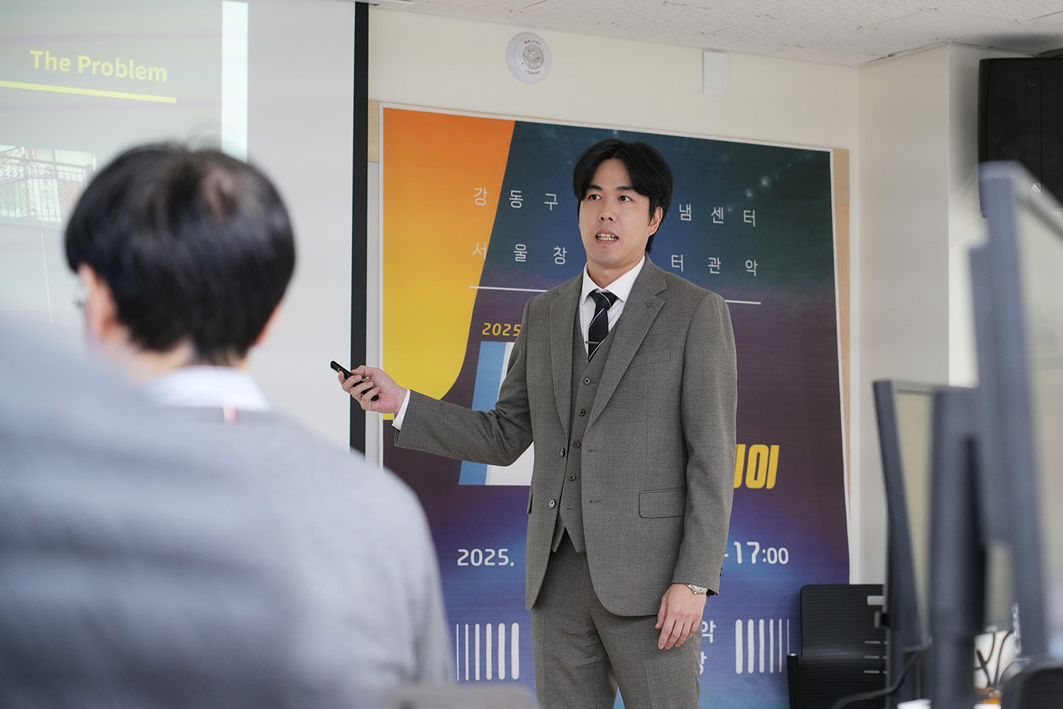 2025년 서울시 창업지원시설 연합 IR데이 현장. 김민균 허니아케이드 대표가 투자자 질문에 답변하는 모습 / 출처=IT동아