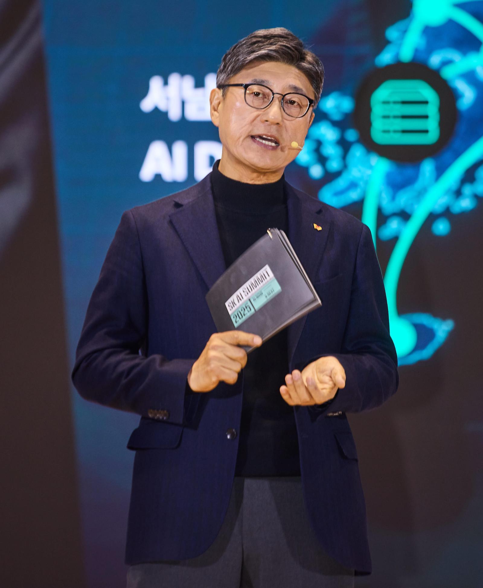 정재헌 SK텔레콤 CEO가 ‘SK AI 서밋’에서 SKT가 추진하고 있는 AI DC 확장 계획, 에너지 특화 AI DC 솔루션의 글로벌 진출, 제조 AI 클라우드 구축 등을 담은 AI 전략을 소개했다.