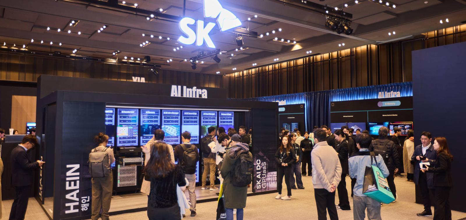 SK AI 서밋이 열린 코엑스 그랜드볼룸 내부에서는 AI 심화 기술과 확장을 이어가고 있는 AI 생태계를 직접 체험할 수 있는 전시가 펼쳐졌다.