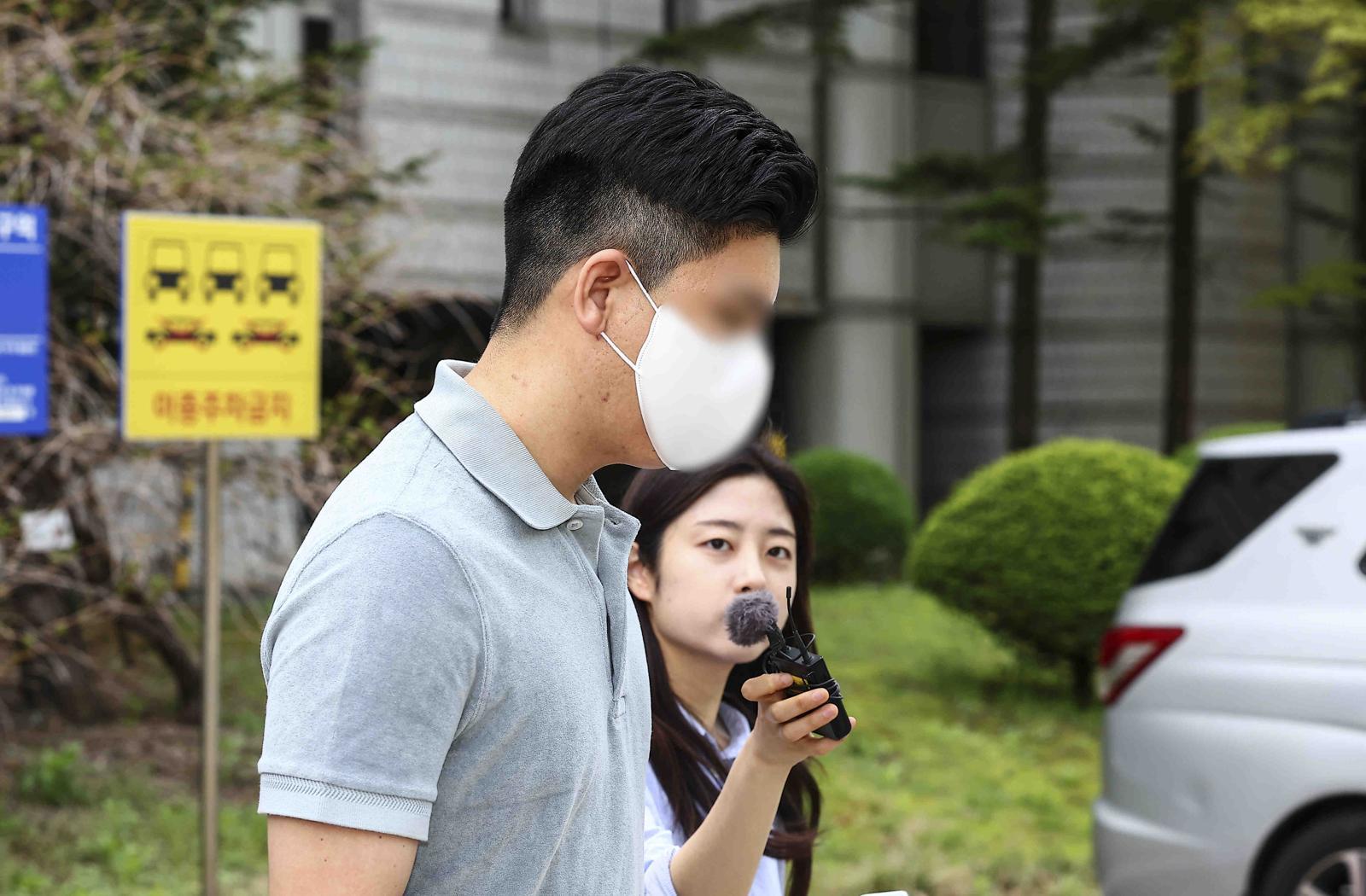 마약 투약 혐의를 받는 이철규 국민의힘 의원 아들 이 모씨가 23일 서울 서초구 서울중앙지방법원에서 구속 전 피의자심문(영장실질심사)을 마치고 청사 밖으로 나서고 있다.   이씨는 지난해 10월 29일 이른바 ‘던지기’ 수법으로 서울 서초구 한 건물의 화단에 묻힌 액상 대마를 찾으려다 미수에 그친 혐의로 경찰에 검거됐다. 이씨는 체포 직후 간이 시약 검사에서 음성 반응을 보였으나 이후 국립과학수사연구원 감정 결과 이씨의 모발에서 대마 양성 반응이 나온 것으로 알려졌다. 2025.04.23. [서울=뉴시스]