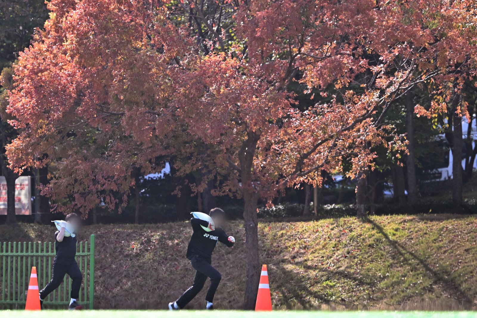 광주·전남에 화창한 가을 날씨가 이어지고 있는 4일 오후 광주 북구 문화근린공원에서 열린 북구 청소행정과 환경공무직 채용 체력검정, 응시자들이 모래주머니를 든 채 500m 달리기 시험을 치르고 있다. 2025.11.04. [광주=뉴시스]