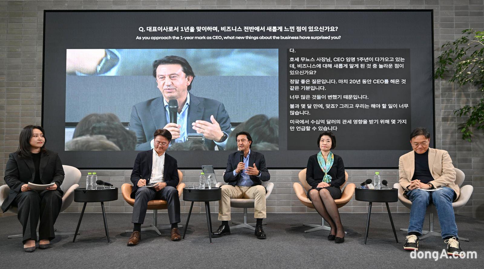 호세 무뇨스 현대차 사장(왼쪽 세 번째)과 이영호 글로벌사업관리본부 부사장(왼쪽 두 번째), 김혜인 HR본부 부사장(오른쪽 두 번째), 김창환 전동화에너지솔루션담당 부사장(오른쪽 첫 번째)이 타운홀 미팅에서 직원들과 소통하고 있다.