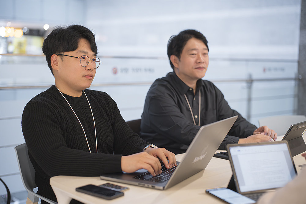 김민수 과장은 인프라 및 기술 지원을, 이주형 과장은 변화관리 측면에서 지원했다 / 출처=IT동아