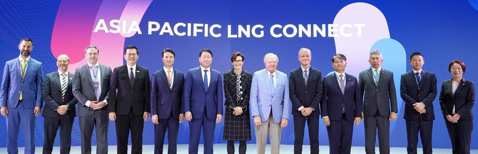 지난달 30일 부산 기장군 아난티 호텔에서 열린 ‘아시아 퍼시픽 LNG 커넥트 나이트’ 전야제 행사에서 최태원 SK그룹 회장(왼쪽에서 여섯 번째) 등 참석자들이 기념 촬영을 하고 있다. SK이노베이션 제공