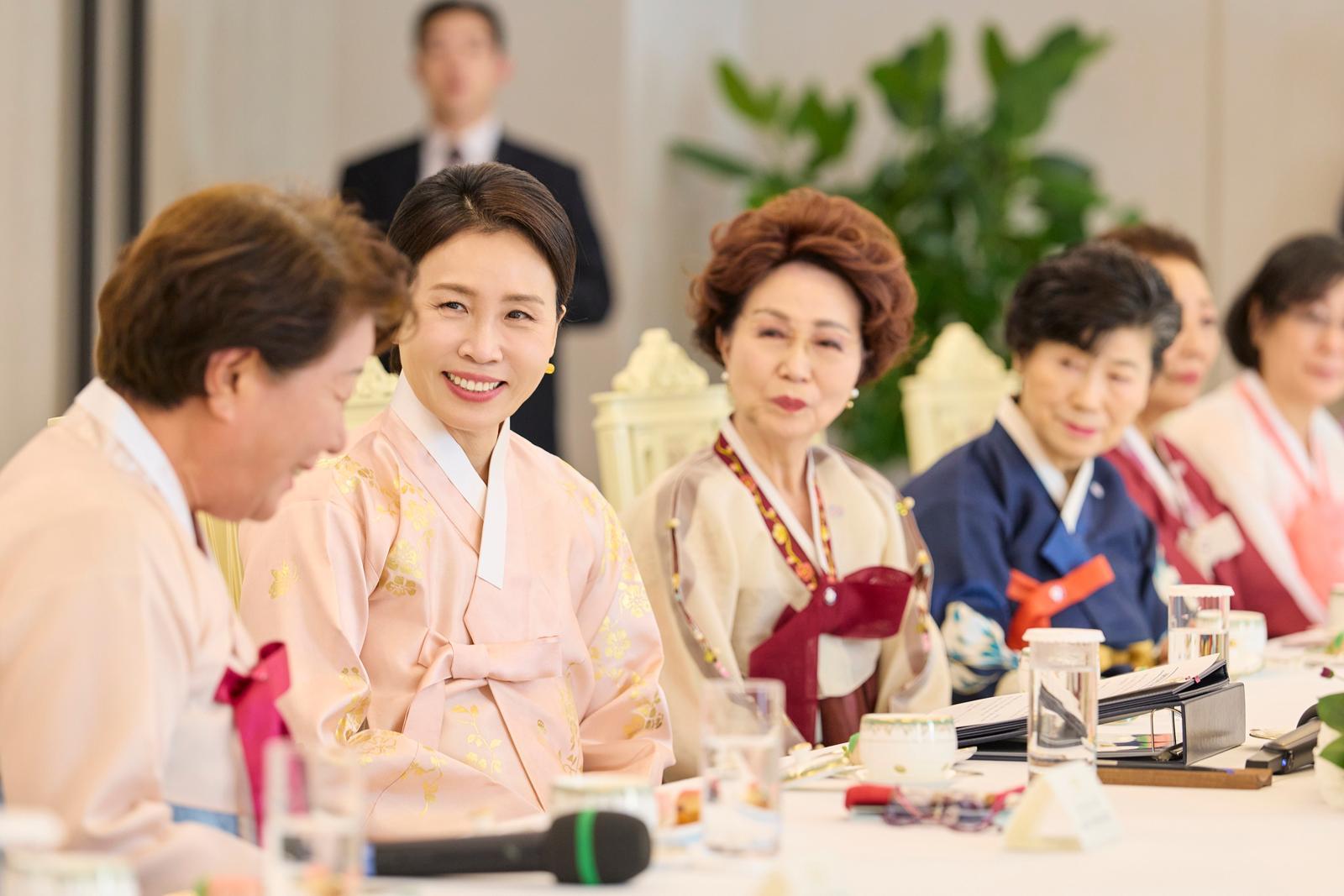 김혜경 여사가 6일 서울 용산 대통령실 청사에서 열린 재일본대한민국부인회 차담회에서 참석자들과 대화를 나누고 있다. 대통령실 제공