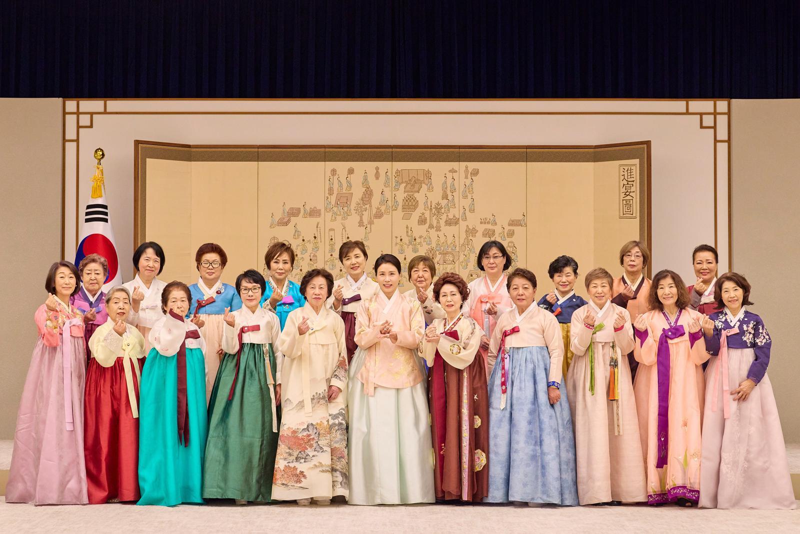 김혜경 여사가 6일 서울 용산 대통령실 청사에서 열린 재일본대한민국부인회 차담회에서 참석자들과 기념촬영을 하고 있다. 대통령실 제공