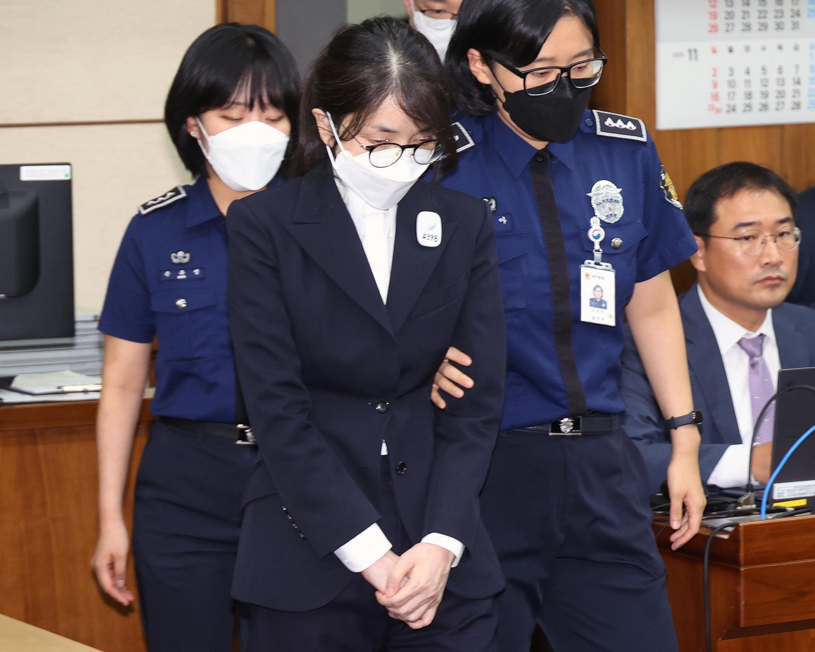 김건희 여사가 24일 서울 서초동 서울중앙지법에서 열린 김 여사의 특정범죄가중처벌법상 알선수재 및 자본시장법·정치자금법 위반 등 사건 첫 재판에 출석하고 있다. 2025.9.24. 사진공동취재단