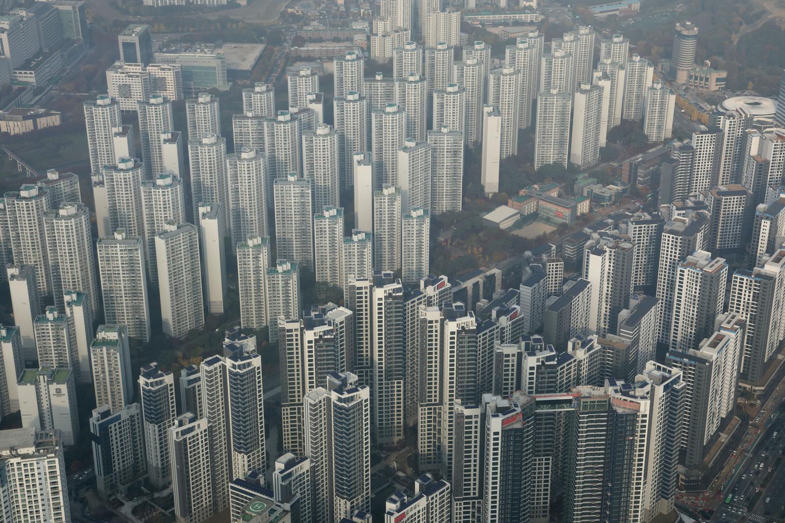 10·15 부동산 대책 시행 이후 서울 아파트 평균 매매 가격 상승세가 2주 연속 둔화한 것으로 나타났다.  6일 한국부동산원이 발표한 11월 1주(11월3일 기준) 주간 아파트 가격동향에 따르면 서울 아파트 매매가격 지수는 직전 주(0.23%) 대비 0.04% 줄어든 0.19%를 기록했다. 한편 경기도 전체(0.11%)로는 상승 폭이 직전 주 대비 0.01%포인트 줄었지만 규제를 피해 간 일부 지역은 상승 폭이 커지며 풍선 효과도 나타났다.  사진은 이날 서울 송파구 롯데월드타워에서 바라본 서울 도심 아파트 단지. 2025.11.6.뉴스1