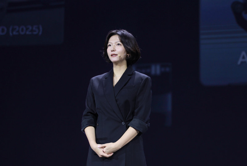 6일 서울 강남구 코엑스에서 열린 네이버 통합 콘퍼런스 ‘단(DAN) 25’에서 최수연 네이버 대표가 통합 AI 에이전트에 대해 설명하고 있다. 네이버 제공