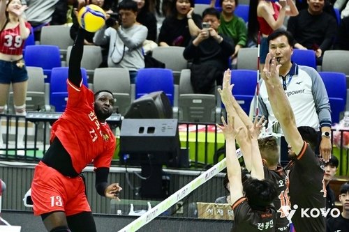 남자배구 한국전력 베논이 OK저축은행과 경기에서 스파이크를 때리고 있다.(KOVO 제공)