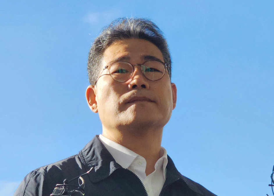 동부지검 마약 외압 수사 합수팀에 파견 지시를 받고 첫 출근한 백해룡 경정이 16일 서울 동부지검에서 취재진 질문을 받고 있다. 2025.10.16/뉴스1