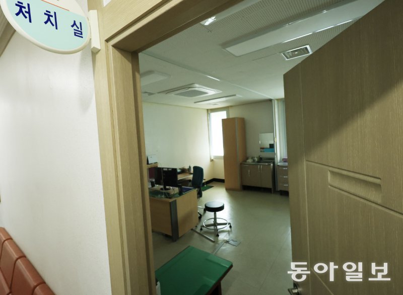 6일 전북 김제시 봉남보건지소 처치실에 불이 꺼진 채 인기척이 들리지 않고 있다. 봉남보건지소에는 상근하는 의사가 없어 공중보건의사가 월 4차례 순회 진료한다. 김제=박영철 기자 skyblue@donga.com