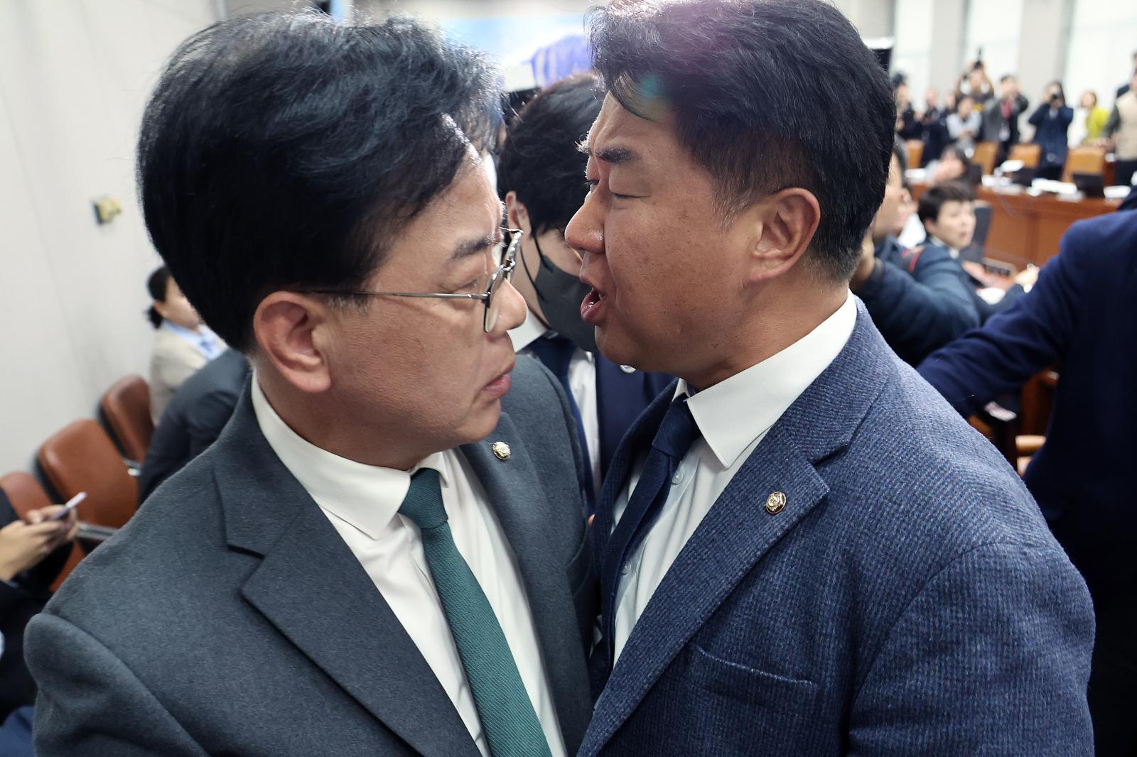 송언석 국민의힘 원내대표와 이기헌 더불어민주당 의원이 6일 오전 서울 여의도 국회에서 열린 운영위원회의 대통령비서실 등 국정감사에서 정회 후 퇴장하는 과정에 충돌하고 있다. 2025.11.06. 뉴시스