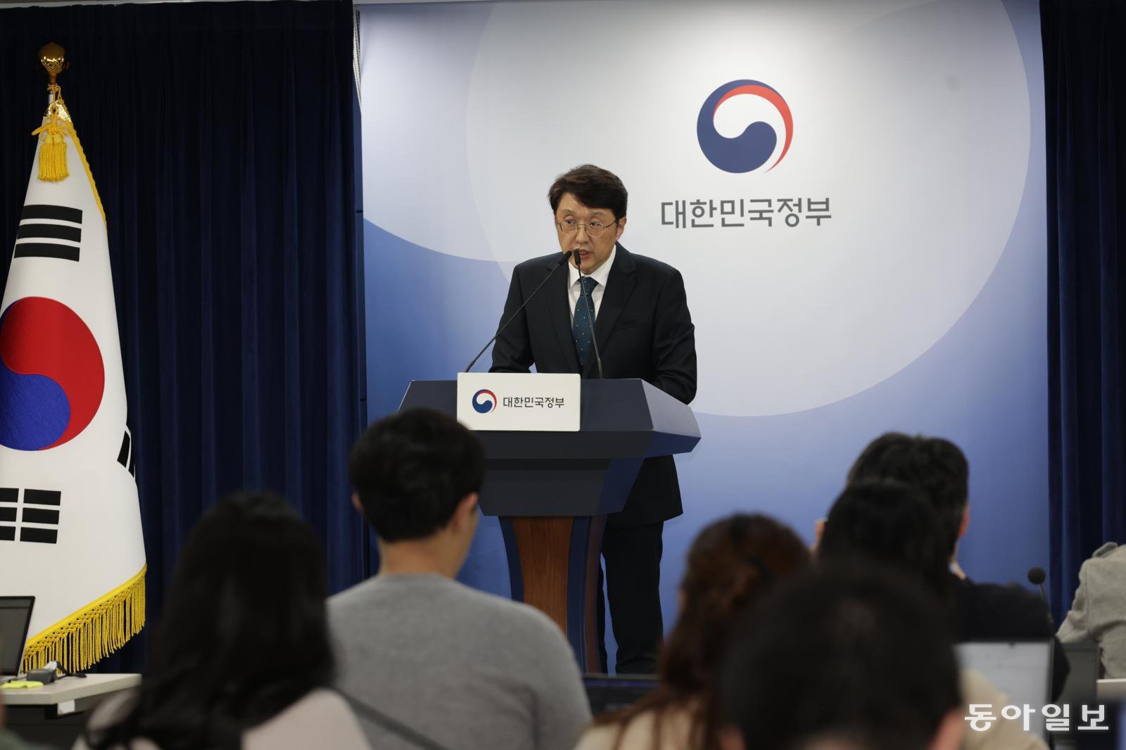 최우혁 과학기술정보통신부 네트워크 정책실장이 6일 오후 정부서울청사에서 민관합동조사단의 ‘KT 침해사고 중간 조사결과’를 발표하고 있다. 변영욱 기자 cut@donga.com