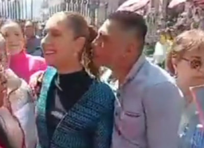 4일(현지 시간) 멕시코 수도 멕시코시티 거리에서 클라우디아 셰인바움 대통령이 남성 취객으로부터 성추행을 당하고 있다. 사진 출처 X