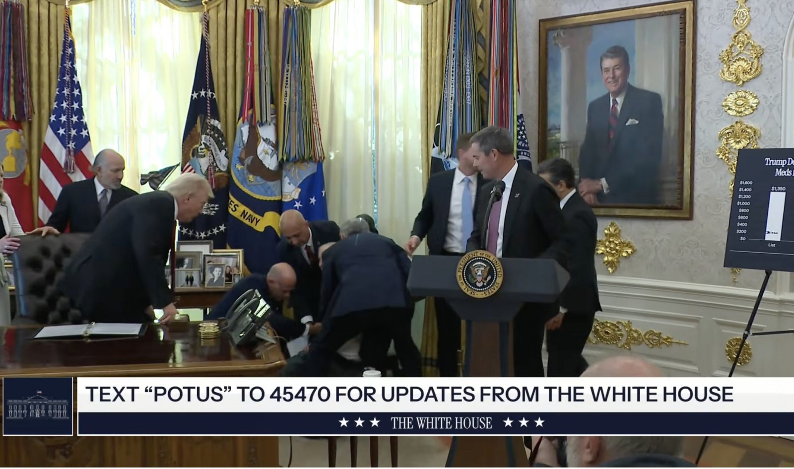 6일(현지시간) 널드 트럼프 미국 대통령이 참석한 체중 감량 약물 관련 백악관 행사에서 고든 핀들레이 노보 노디스크 임원이 실신해 주변 사람이 그를 돕는 모습. (사진=백악관 유튜브 영상 갈무리)