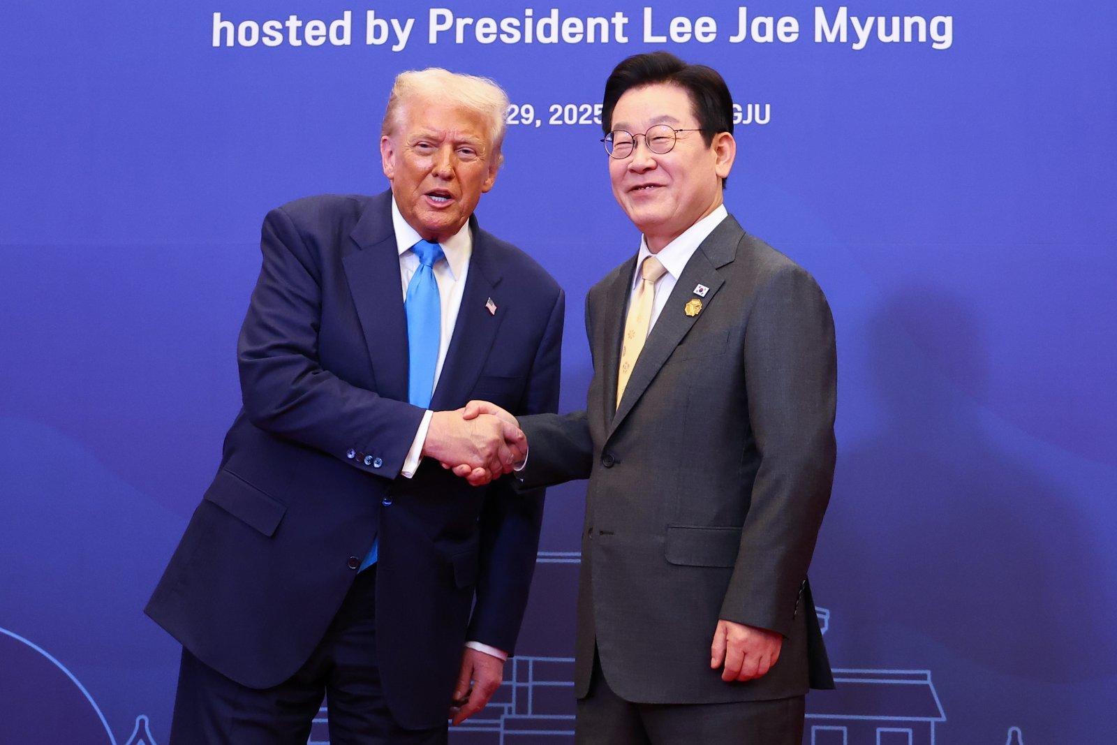 이재명 대통령이 29일 경북 경주 힐튼호텔 그랜드볼룸에서 열린 대통령 주최 정상 특별만찬에서 도널드 트럼프 미국 대통령을 영접하고 있다. 2025.10.29 대통령실통신사진기자단