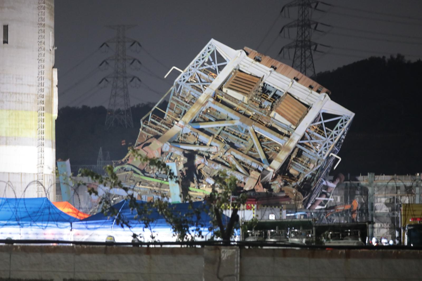 6일 오후 울산 남구 용잠동 한국동서발전 울산화력발전소 보일러 타워 붕괴 사고 현장에서 야간 수색 작업이 이어지고 있다. 2025.11.6 뉴스1
